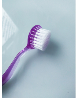 Щетка для смахивания пыли с ручкой филетовая